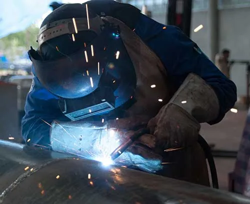 Soldadura durante la fabricación de maquinaria a medida