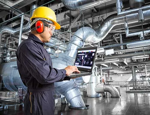 Técnico supervisando los sistemas de una planta industrial