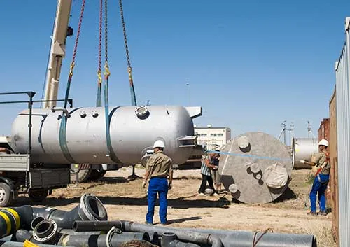 Traslado de depósitos industriales con grúa
